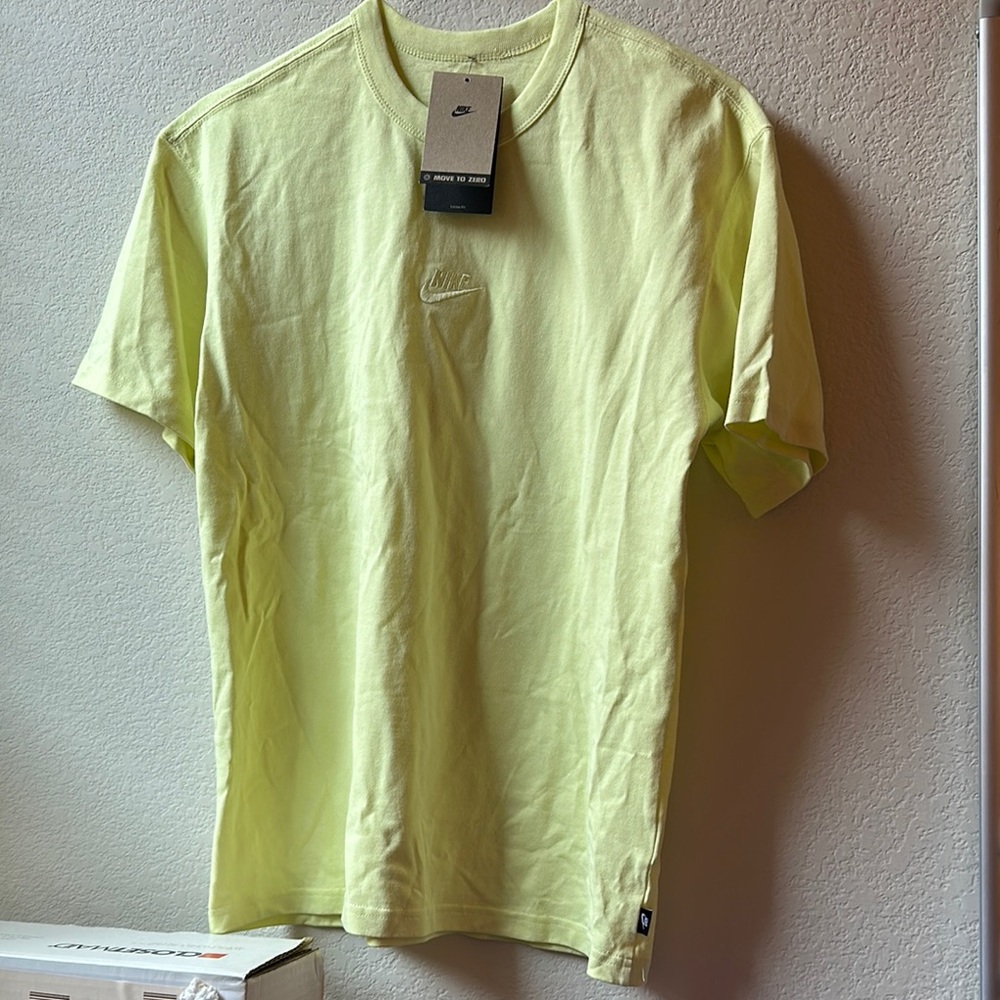Nike Men's Sportswear Premium Essentials T-Shirt - Size Medium